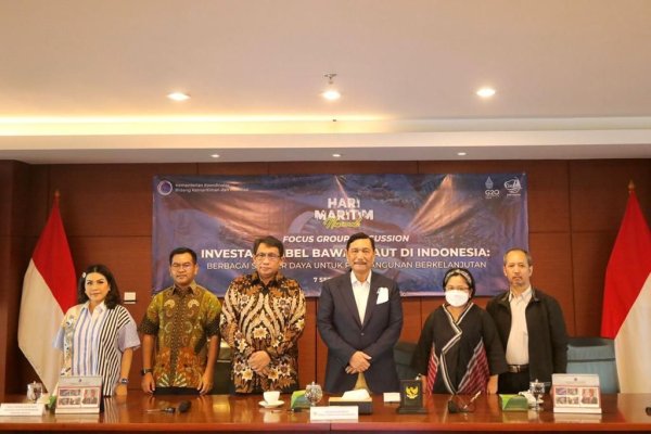 Menko Luhut Tekankan Pentingnya Hilirisasi dan Produksi Dalam Negeri pada FGD Kabel Laut