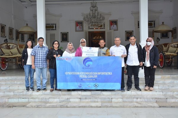 [Berita Foto] Penyerahan Donasi Sivitas Kominfo untuk Korban Gempa Bumi Cianjur